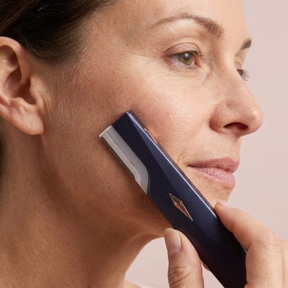 AvelineCare SonicGlow Pro – Sonic Dermaplaner mit Ladestation